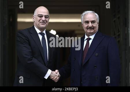 Le ministre grec des Affaires étrangères Nikos Dendias (L) accueille le maréchal Khalifa Haftar, chef de l'Armée nationale libyenne (LNA), lors de leur réunion au ministère des Affaires étrangères, à Athènes, en Grèce, sur 17 janvier 2020 (photo de Panayotis Tzamaros/NurPhoto) Banque D'Images