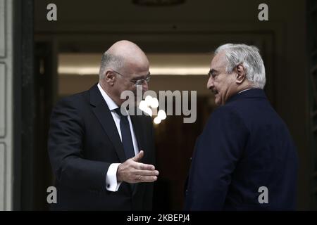 Le ministre grec des Affaires étrangères Nikos Dendias (L) accueille le maréchal Khalifa Haftar, chef de l'Armée nationale libyenne (LNA), lors de leur réunion au ministère des Affaires étrangères, à Athènes, en Grèce, sur 17 janvier 2020 (photo de Panayotis Tzamaros/NurPhoto) Banque D'Images