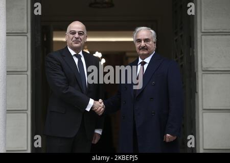 Le ministre grec des Affaires étrangères Nikos Dendias (L) accueille le maréchal Khalifa Haftar, chef de l'Armée nationale libyenne (LNA), lors de leur réunion au ministère des Affaires étrangères, à Athènes, en Grèce, sur 17 janvier 2020 (photo de Panayotis Tzamaros/NurPhoto) Banque D'Images