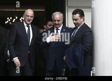 Le ministre grec des Affaires étrangères Nikos Dendias (L) et le maréchal Khalifa Haftar le chef de l'Armée nationale libyenne (LNA) quittent le ministère des Affaires étrangères après leur rencontre à Athènes, Grèce, sur 17 janvier 2020 (photo de Panayotis Tzamaros/NurPhoto) Banque D'Images