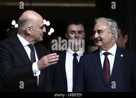 Le ministre grec des Affaires étrangères Nikos Dendias (L) et le maréchal Khalifa Haftar le chef de l'Armée nationale libyenne (LNA) quittent le ministère des Affaires étrangères après leur rencontre à Athènes, Grèce, sur 17 janvier 2020 (photo de Panayotis Tzamaros/NurPhoto) Banque D'Images