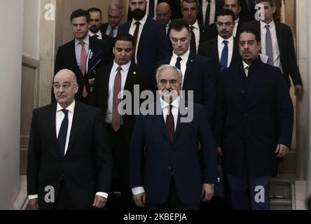 Le ministre grec des Affaires étrangères Nikos Dendias (L) et le maréchal Khalifa Haftar le chef de l'Armée nationale libyenne (LNA) quittent le ministère des Affaires étrangères après leur rencontre à Athènes, Grèce, sur 17 janvier 2020 (photo de Panayotis Tzamaros/NurPhoto) Banque D'Images