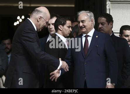 Le ministre grec des Affaires étrangères Nikos Dendias (L) accueille le maréchal Khalifa Haftar, chef de l'Armée nationale libyenne (LNA), lors de leur réunion au ministère des Affaires étrangères, à Athènes, en Grèce, sur 17 janvier 2020 (photo de Panayotis Tzamaros/NurPhoto) Banque D'Images