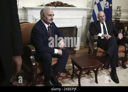 Le ministre grec des Affaires étrangères Nikos Dendias (R) et le maréchal Khalifa Haftar le chef de l'Armée nationale libyenne (LNA) lors de leur rencontre au ministère des Affaires étrangères, à Athènes (Grèce), sur 17 janvier 2020 (photo de Panayotis Tzamaros/NurPhoto) Banque D'Images