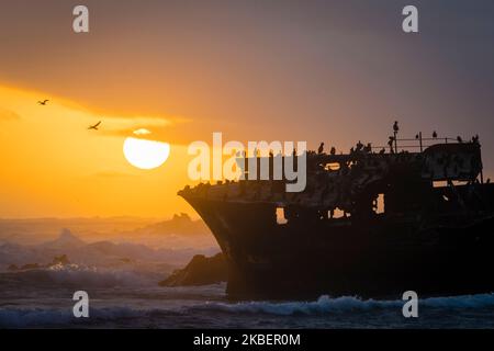 Le soleil se couche sous un ciel spectaculaire à l'épave du Meisho Maru n° 38 sur la belle côte du Cap Agulhas près de la ville balnéaire de l'Agulhas Banque D'Images