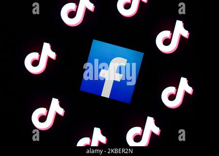 Les logos Facebook et TikTok affichés sur l'écran d'un téléphone sont visibles dans cette photo d'illustration à exposition multiple prise à Cracovie, en Pologne, sur 17 janvier 2020. (Photo de Jakub Porzycki/NurPhoto) Banque D'Images