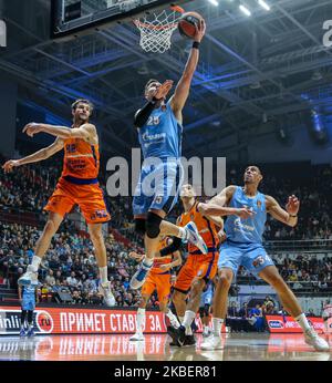 Mateusz Ponitka (C) de Zenit Saint-Pétersbourg vie pour le ballon pendant le match de la saison régulière Euroligue 2019/2020 de Turkish Airlines Round 20 entre Zenit Saint-Pétersbourg et Valence Panier à Sibur Arena sur 17 janvier 2020 à Saint-Pétersbourg, Russie. (Photo par Igor Russak/NurPhoto) Banque D'Images