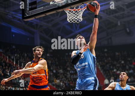 Mateusz Ponitka (C) de Zenit Saint-Pétersbourg vie pour le ballon pendant le match de la saison régulière Euroligue 2019/2020 de Turkish Airlines Round 20 entre Zenit Saint-Pétersbourg et Valence Panier à Sibur Arena sur 17 janvier 2020 à Saint-Pétersbourg, Russie. (Photo par Igor Russak/NurPhoto) Banque D'Images