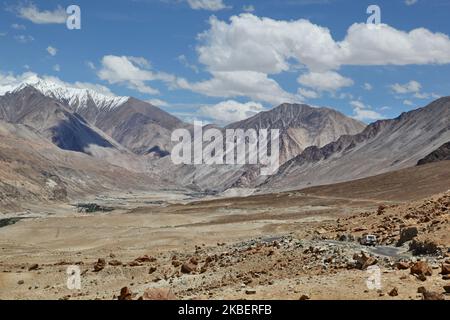 Le véhicule voyage le long d'une route de montagne dans l'Himalaya à Durbuk, Ladakh, Jammu et Cachemire, Inde le 5 juillet 2014. (Photo de Creative Touch Imaging Ltd./NurPhoto) Banque D'Images