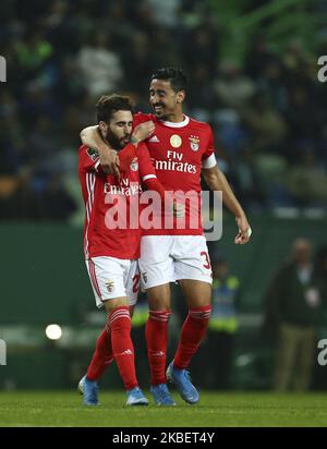 Le milieu de terrain de SL Benfica Rapa Silva (L) et le défenseur de SL Benfica André Almeida (R) célèbrent après avoir remporté un but lors du match de la Premier League 2019/20 entre le Sporting CP et le SL Benfica, au stade Alvalade de Lisbonne sur 17 janvier 2019. (Photo de Paulo Nascimento/NurPhoto) Banque D'Images