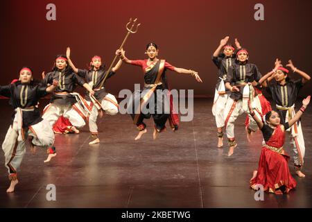 Les danseurs tamouls de Bharatnatyam exécutent une danse traditionnelle illustrant la force de la déesse Amman lors d'un programme culturel célébrant le Festival pongal thaïlandais à Markham, Ontario, Canada, on 12 janvier 2020. Le festival de Thai Pongal est un festival d'action de grâce qui honore le Dieu Soleil (Lord Surya) et célèbre une récolte réussie. (Photo de Creative Touch Imaging Ltd./NurPhoto) Banque D'Images