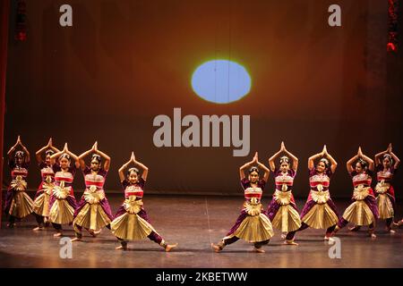 Les danseurs tamouls de Bharatnatyam exécutent une danse classique traditionnelle lors d'un programme culturel célébrant le Festival pongal thaïlandais à Markham, Ontario, Canada, on 12 janvier 2020. Le festival de Thai Pongal est un festival d'action de grâce qui honore le Dieu Soleil (Lord Surya) et célèbre une récolte réussie. (Photo de Creative Touch Imaging Ltd./NurPhoto) Banque D'Images