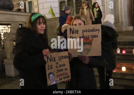 Le 18 janvier 2020, des jeunes militants de la rébellion d'extinction et de la grève des jeunes ont manifesté dans le centre-ville de Gdansk pour soutenir les gens et la nature en Australie dans le feu. Ils ont appelé à l'action pour protéger l'environnement et arrêter l'exploitation minière du charbon . (Photo de Michal Fludra/NurPhoto) Banque D'Images