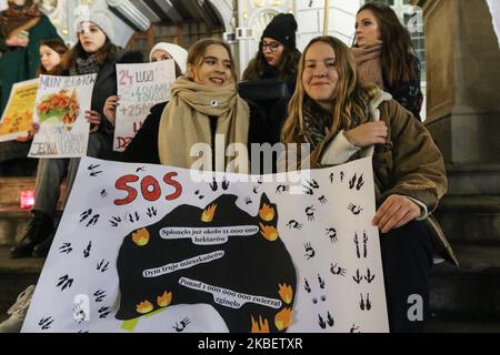 Le 18 janvier 2020, des jeunes militants de la rébellion d'extinction et de la grève des jeunes ont manifesté dans le centre-ville de Gdansk pour soutenir les gens et la nature en Australie dans le feu. Ils ont appelé à l'action pour protéger l'environnement et arrêter l'exploitation minière du charbon . (Photo de Michal Fludra/NurPhoto) Banque D'Images