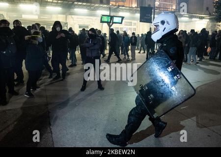 Une brigade violente de répression sécurise un magasin lors d'affrontements qui ont éclaté le long de la manifestation contre le projet de réforme des retraites, à Paris, en France, sur 18 janvier 2020.(photo de Jérôme Gilles/NurPhoto) Banque D'Images