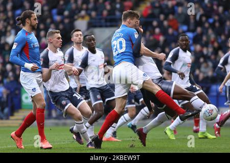 Sean Raggett de Portsmouth FC bataille pour le ballon lors du match de la Sky Bet League 1 entre Bolton Wanderers et Portsmouth au Reebok Stadium, Bolton, le samedi 18th janvier 2020. (Photo de Tim Markland/MI News/NurPhoto) Banque D'Images