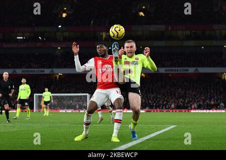 Oliver McBurnie (R), attaquant écossais d'origine anglaise de Sheffield United, vit avec Ainsley Maitland-Niles, le milieu de terrain anglais d'Arsenal, lors du match entre Arsenal FC et Sheffield United au stade Emirates de 18 janvier 2020 à Londres, au Royaume-Uni. (Photo par MI News/NurPhoto) Banque D'Images