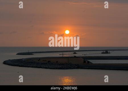 Le coucher du soleil en soirée est vu en construction Colombo International Financial City (Port City) à Colombo, Sri Lanka, le 17 janvier 2020. La ville de Finance doit être construite entre le bord sud du nouveau port sud de Colombo et le phare de fort. La superficie totale de la mer à reprendre est de 269 ha (660 acres). Colombo, Sri Lanka. (Photo d'Akila Jayawardana/NurPhoto) Banque D'Images