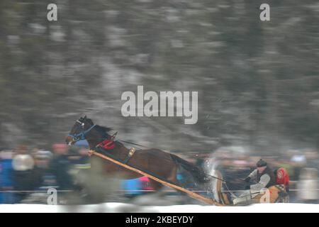 Les concurrents de Kumoterki dans la catégorie des chars de ski se coupent, lors de l'édition 2020 de Kumoterki à Poronin Kumoterki. Le dimanche, 19 janvier 2019, à Malé Ciche Lichajowki, Poronin, Pologne. (Photo par Artur Widak/NurPhoto) Banque D'Images
