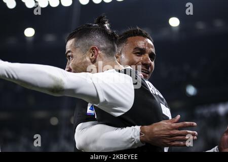 Cristiano Ronaldo (7) célèbre avec le défenseur Danilo (13) après avoir marquant son objectif de faire de lui 1-0 lors de la série Un match de football n.20 JUVENTUS - PARME sur 19 janvier 2020 au stade Allianz à Turin, Piémont, Italie. (Photo de Matteo Bottanelli/NurPhoto) Banque D'Images