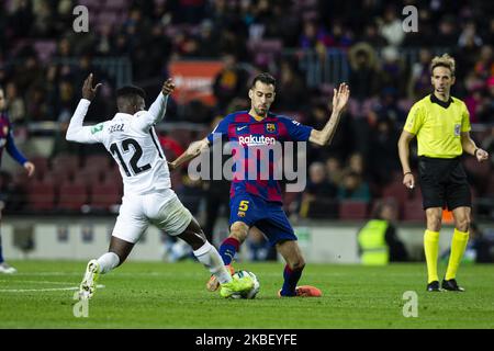 05 Sergio Busquets d'Espagne du FC Barcelone défendu par 12 Azeez de GranadaCF pendant le match de la Ligue entre le FC Barcelone et Grenade CF au Camp Nou sur 19 janvier 2020 à Barcelone, Espagne. (Photo par Xavier Bonilla/NurPhoto) Banque D'Images