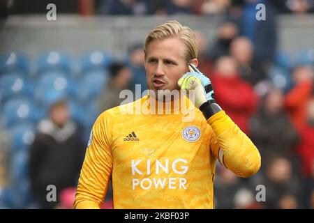 Kasper Schmeichel, gardien de but de Leicester City, attend un avis de VAR à la suite du premier but Harvey Barnes de Leicester City lors du match de Premier League entre Burnley et Leicester City à Turf Moor, Burnley, le dimanche 19th janvier 2020. (Photo de Tim Markland/MI News/NurPhoto) Banque D'Images