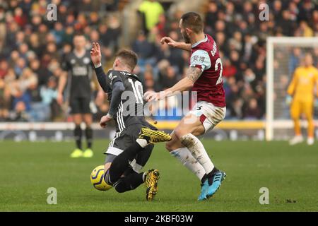 James Maddison de Leicester City est fouillé par Burnleys Phillip Bardsley lors du match de la Premier League entre Burnley et Leicester City à Turf Moor, Burnley, le dimanche 19th janvier 2020. (Photo de Tim Markland/MI News/NurPhoto) Banque D'Images