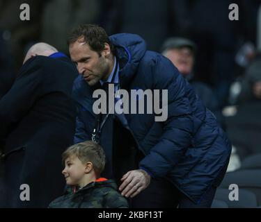 Petr Cech, ancien joueur de Chelsea, avec un jeune fan lors du match de la Premier League entre Newcastle United et Chelsea à St. James's Park, Newcastle, le samedi 18th janvier 2020. (Photo de Mark Fletcher/MI News/NurPhoto) Banque D'Images