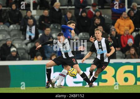 Ciaran Clark de Newcastle United en action avec Andreas Christensen de Chelsea lors du match de la Premier League entre Newcastle United et Chelsea à St. James's Park, Newcastle, le samedi 18th janvier 2020. (Photo de Mark Fletcher/MI News/NurPhoto) Banque D'Images