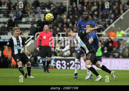 L'Emil Krafth de Newcastle United se rend à l'écart de Cesar Azpilicueta de Chelsea lors du match de la Premier League entre Newcastle United et Chelsea à St. James's Park, Newcastle, le samedi 18th janvier 2020. (Photo de Mark Fletcher/MI News/NurPhoto) Banque D'Images