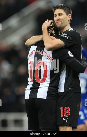 Federico Fernandez et Allan Saint-Maximin de Newcastle United célèbrent après le match de la première ligue entre Newcastle United et Chelsea au St. James's Park, Newcastle, le samedi 18th janvier 2020. (Photo de Mark Fletcher/MI News/NurPhoto) Banque D'Images