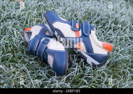 chaussures en cuir tendance pour les enfants sur l'herbe avec du gel Banque D'Images