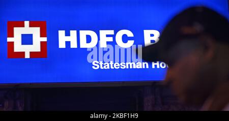 Un homme passe devant le logo de la HDFC Bank à Kolkata, en Inde, le 20 janvier 2020. HDFC Bank, le plus grand prêteur privé de l'Inde, a enregistré samedi un bond de près de 33 % du bénéfice net autonome pour le trimestre à décembre, aidé par la croissance de son portefeuille de prêts selon un rapport des médias d'information. (Photo par Indranil Aditya/NurPhoto) Banque D'Images