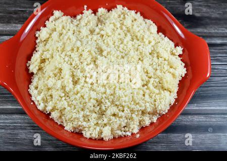 Plat de cuisine arabe de petits granules vapeur de blé dur roulé semolina appelé Koskosi, couscous, kusksi ou kseksu, populaire au Maroc, Algérie, Banque D'Images