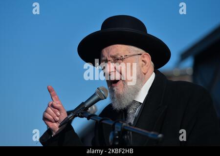 Yisrael Meir Lau, ancien Rabbin en chef de tel-Aviv, Israël, et président de Yad Vashem, prononce un discours, entouré de membres de l'EJA et invité des parlementaires de l'UE, au mémorial des wagons près de l'ancien camp de concentration nazi d'Auschwitz II-Birkenau, au cours d'une deuxième journée de « délégation à Auschwitz ». Mardi, 21 janvier 2020, au camp de concentration d'Auschwitz I, Oswiecim, Pologne. (Photo par Artur Widak/NurPhoto) Banque D'Images