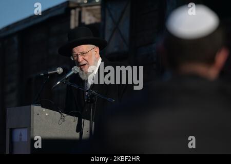 Yisrael Meir Lau, ancien Rabbin en chef de tel-Aviv, Israël, et président de Yad Vashem, prononce un discours, entouré de membres de l'EJA et invité des parlementaires de l'UE, au mémorial des wagons près de l'ancien camp de concentration nazi d'Auschwitz II-Birkenau, au cours d'une deuxième journée de « délégation à Auschwitz ». Mardi, 21 janvier 2020, au camp de concentration d'Auschwitz I, Oswiecim, Pologne. (Photo par Artur Widak/NurPhoto) Banque D'Images