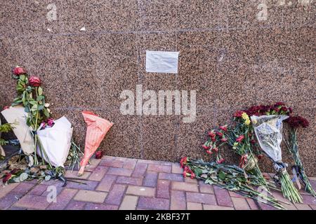 Fleurs à l'entrée de l'ambassade d'Iran à Kiev, Ukraine, le 21 janvier 2020 pour le meurtre du général iranien Qassim Suleimani par l'armée américaine à Irak. La note dans le mur et les fleurs rendent hommage au général iranien par des partisans ukrainiens. (Photo de Celestino Arce/NurPhoto) Banque D'Images