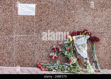 Fleurs à l'entrée de l'ambassade d'Iran à Kiev, Ukraine, le 21 janvier 2020 pour le meurtre du général iranien Qassim Suleimani par l'armée américaine à Irak. La note dans le mur et les fleurs rendent hommage au général iranien par des partisans ukrainiens. (Photo de Celestino Arce/NurPhoto) Banque D'Images