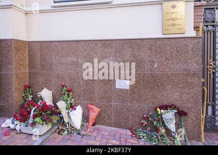 Fleurs à l'entrée de l'ambassade d'Iran à Kiev, Ukraine, le 21 janvier 2020 pour le meurtre du général iranien Qassim Suleimani par l'armée américaine à Irak. La note dans le mur et les fleurs rendent hommage au général iranien par des partisans ukrainiens. (Photo de Celestino Arce/NurPhoto) Banque D'Images