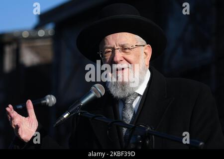 Yisrael Meir Lau, ancien Rabbin en chef de tel-Aviv, Israël, et président de Yad Vashem, prononce un discours, entouré de membres de l'EJA et invité des parlementaires de l'UE, au mémorial des wagons près de l'ancien camp de concentration nazi d'Auschwitz II-Birkenau, au cours d'une deuxième journée de « délégation à Auschwitz ». Mardi, 21 janvier 2020, au camp de concentration d'Auschwitz-Birkenau, Oswiecim, Pologne. (Photo par Artur Widak/NurPhoto) Banque D'Images