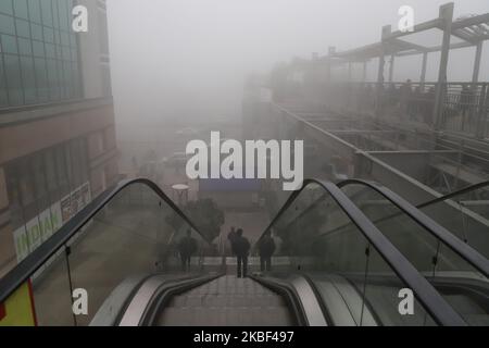 Un homme utilise un escalier mécanique le 22 janvier 2020 à Gurugram, en périphérie de New Delhi, en inde (photo de Nasir Kachroo/NurPhoto) Banque D'Images