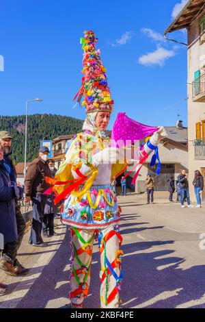 Valfloriana, Italie - 26 février 2022 : les participants du Carnaval à la danse traditionnelle en costume, avec des spectateurs, au carnaval de Valfloriana, Trentin, non Banque D'Images