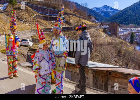 Valfloriana, Italie - 26 février 2022 : les participants du Carnaval en costumes traditionnels, et les spectateurs, dans le Carnaval de Valfloriana, Trentin, Nord Banque D'Images