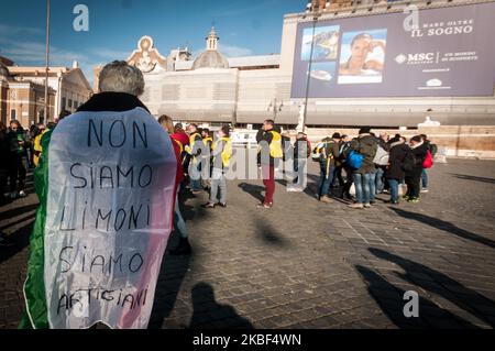 Les gens des "parties TVA" sur 22 janvier , 2020 à Rome, Italie prennent à la place à Rome les travailleurs protestent "nous ne sommes pas vos marionnettes" et "nous sommes les nouveaux esclaves". Ce ne sont là que quelques-unes des bannières qui ont décoré la Piazza del Popolo à Rome, à l'occasion de la manifestation nationale des travailleurs au numéro de TVA. "Nous sommes fatigués parce que nous sommes l'épine dorsale de l'Italie. Nous avons 3 millions de TVA et si nous fermons, le pays mourra de faim. Soit ils nous ont laissé travailler, nous faisant payer le bon prix, soit nous nous sommes gâché, expliquent les manifestants. (Photo par Andrea Ronchini/NurPhoto) Banque D'Images