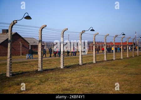 Visiteurs de l'ancien camp de concentration et d'extermination nazi-allemand Auschwitz II-Birkenau à Oswiecim, en Pologne, sur 21 janvier 2020. Le 27th janvier, les dirigeants mondiaux célébreront le 75th anniversaire de la libération d'Auschwitz. (Photo de Beata Zawrzel/NurPhoto) Banque D'Images
