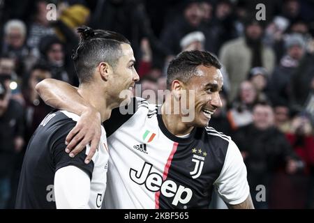 Cristiano Ronaldo (7) célèbre avec le défenseur de Juventus Danilo (13) après avoir atteint son objectif de faire 1-0 au cours du match de football final du quart de Coppa Italia JUVENTUS - ROMA sur 22 janvier 2020 au stade Allianz à Turin, Piémont, Italie. (Photo de Matteo Bottanelli/NurPhoto) Banque D'Images