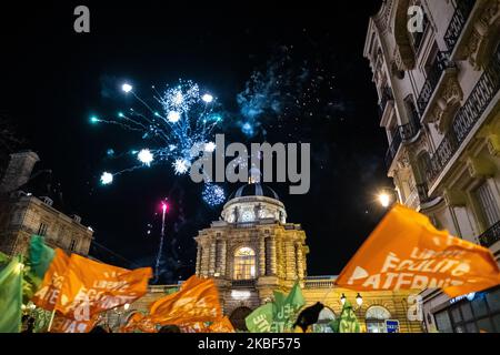 Des feux de feu ont été lancés devant le Sénat lors d'une manifestation contre la "procréation assistée par un père" (PMA - procréation médicalisée Assistete) devant le Senat à Paris sur 22 janvier 2020, au début du débat sur le projet de loi sur la bioéthique. Le Sénat a commencé sur 21 janvier la première lecture du projet de loi sur la bioéthique, défendu comme un texte de ''progrès'' par le gouvernement, mais qui est emblématique, l'ouverture de la procréation médicalement assistée à toutes les femmes, divise la majorité du Sénat de droite. (Photo de Jerome Gilles/NurPhoto) Banque D'Images