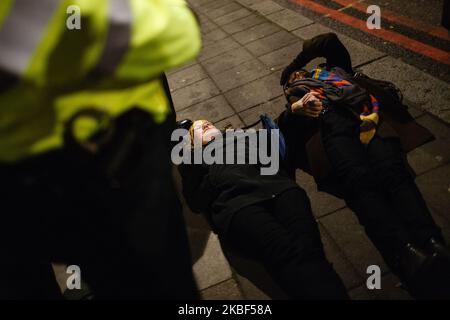 Les activistes anti-armes s'étendent pour bloquer le trottoir lors d'une manifestation devant le dîner annuel du groupe Aéronautique, Défense et sécurité à l'hôtel Grosvenor House sur Park Lane à Londres, Angleterre, sur 22 janvier 2020. Le GROUPE ADS, une organisation commerciale à but non lucratif dont le siège est à Londres, représente et soutient plus de 1 000 entreprises britanniques impliquées dans les secteurs de l'aérospatiale, de la défense, de la sécurité et de l'espace. La manifestation a été organisée par les groupes de pression de la campagne contre le commerce des armes (CAAT) et de Stop the Arms Fair, citant en particulier les ventes d'armes fabriquées au Royaume-Uni et d'ammunitio Banque D'Images