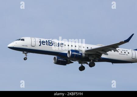 Avion commercial JetBlue Airways Embraer ERJ-190AR vu lors de l'atterrissage final à l'aéroport international JFK John F Kennedy de New York le 23 janvier 2020. L'avion à réaction régional fabriqué par le Brésil a l'immatriculation N281JB, capacité de 100 passagers, 2x moteurs GE et le nom de Lady in Blue. B6, JBU ou JETBLUE est un important transporteur aérien américain à faible coût, le sixième plus important aux États-Unis. (Photo de Nicolas Economou/NurPhoto) Banque D'Images