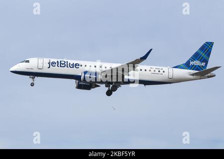 Avion commercial JetBlue Airways Embraer ERJ-190AR vu lors de l'atterrissage final à l'aéroport international JFK John F Kennedy de New York le 23 janvier 2020. L'avion à réaction régional fabriqué par le Brésil a l'immatriculation N281JB, capacité de 100 passagers, 2x moteurs GE et le nom de Lady in Blue. B6, JBU ou JETBLUE est un important transporteur aérien américain à faible coût, le sixième plus important aux États-Unis. (Photo de Nicolas Economou/NurPhoto) Banque D'Images